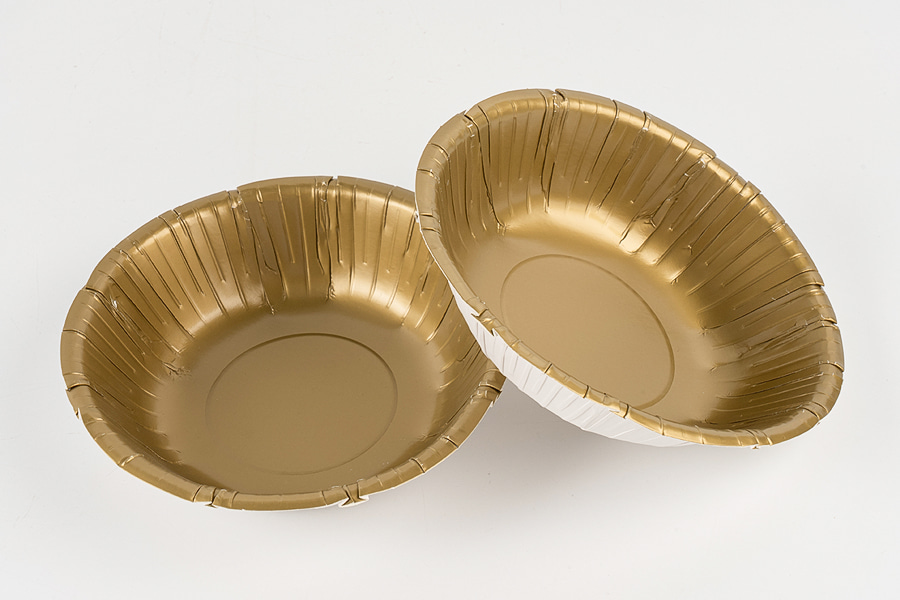 Pappteller mit Goldprägung Pappteller mit Goldprägung